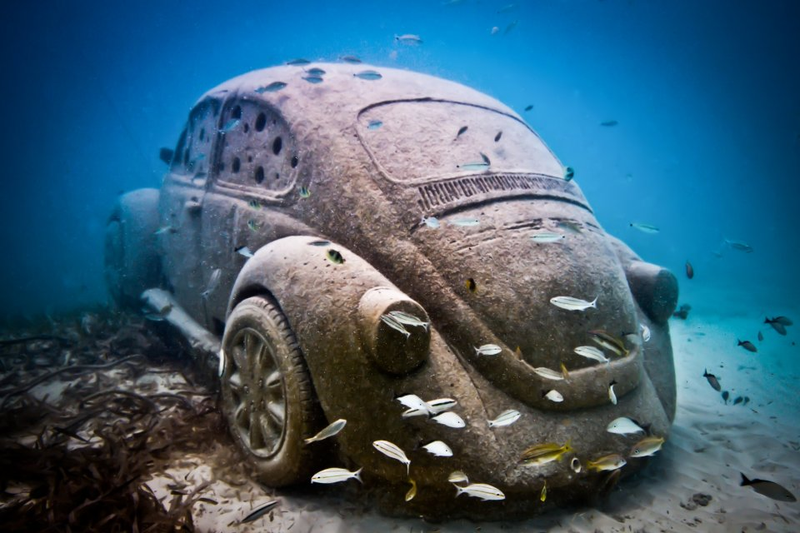 Illustration for article titled The Astonishing Treasures of Underwater Art Galleries